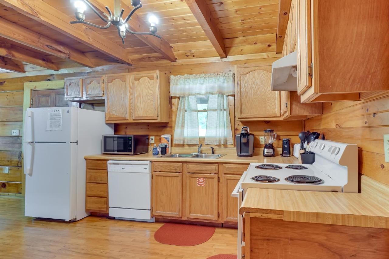 Cabin With Hot Tub About 6 Mi To Downtown Gatlinburg! Exterior photo