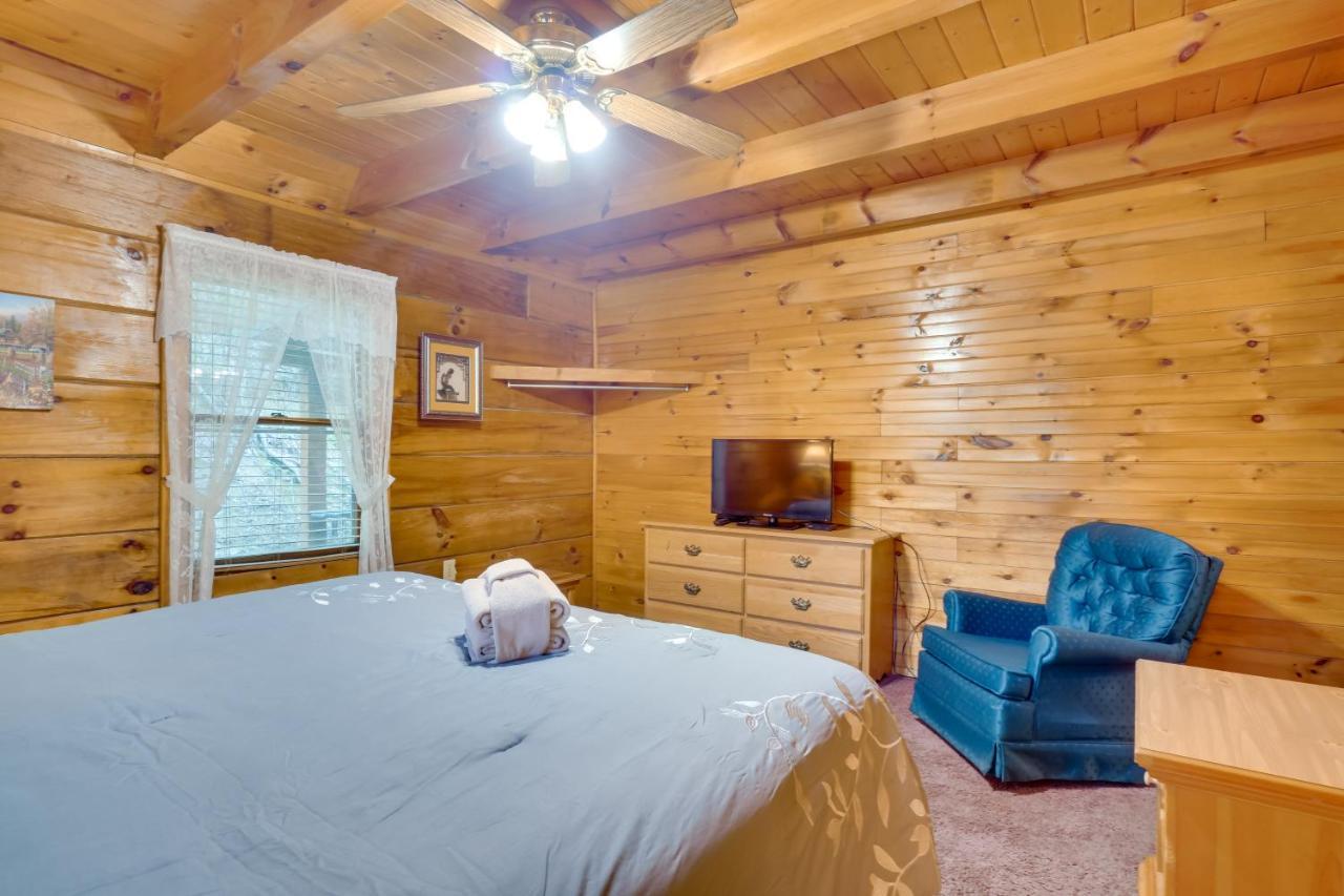 Cabin With Hot Tub About 6 Mi To Downtown Gatlinburg! Exterior photo