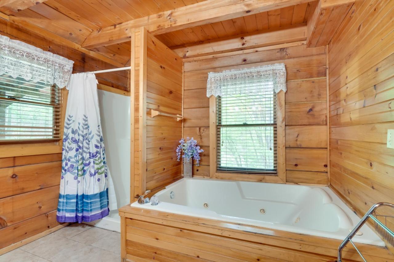 Cabin With Hot Tub About 6 Mi To Downtown Gatlinburg! Exterior photo